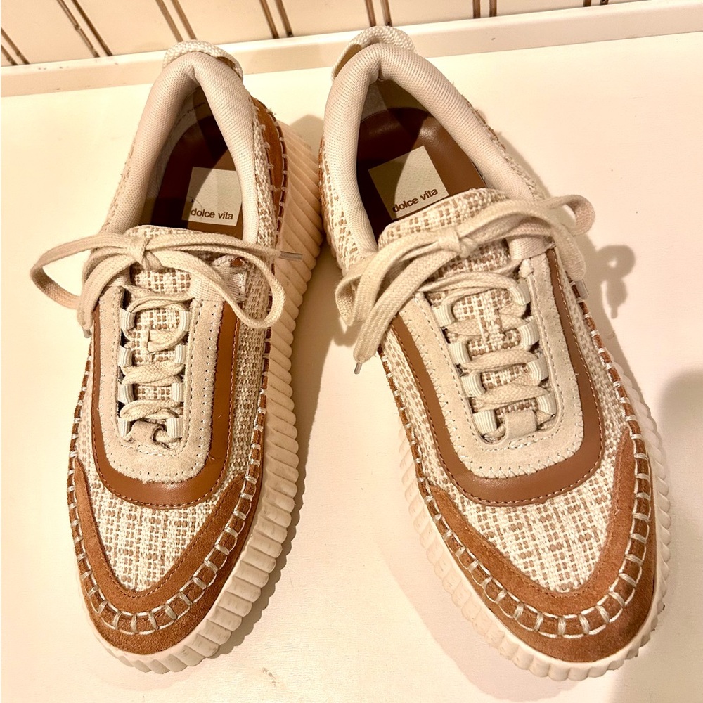 Dolce Vita Dolen sneaker. Excellent condition Size 8 Brown Multi woven